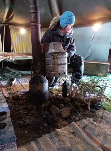 Peter Fourbears près d'un pôele dans une yourte